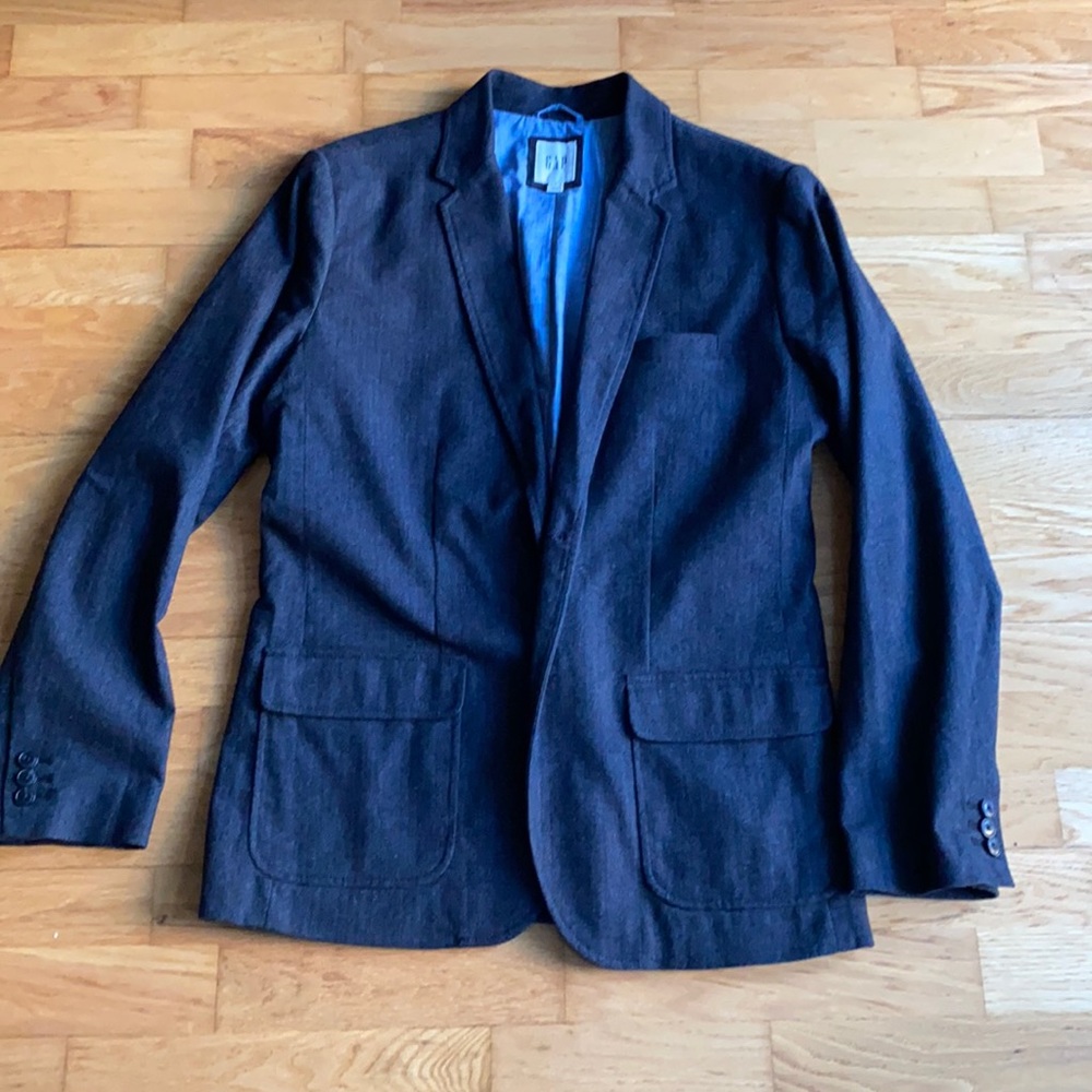 Slim fit men’s fully lines grey blazer.